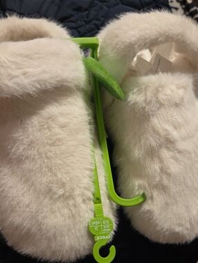CROCS Classic Cozzy Luxe Slipper in White Faux Fur
